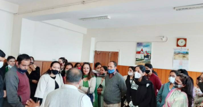 10 दिनों को स्कूल खोलने के विरोध में एडीएम से मिले 3 निजी स्कूल के दर्जनों अभिभावक