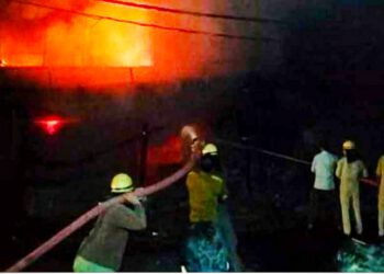 हार्डवेयर की दुकान हुई आग से राख