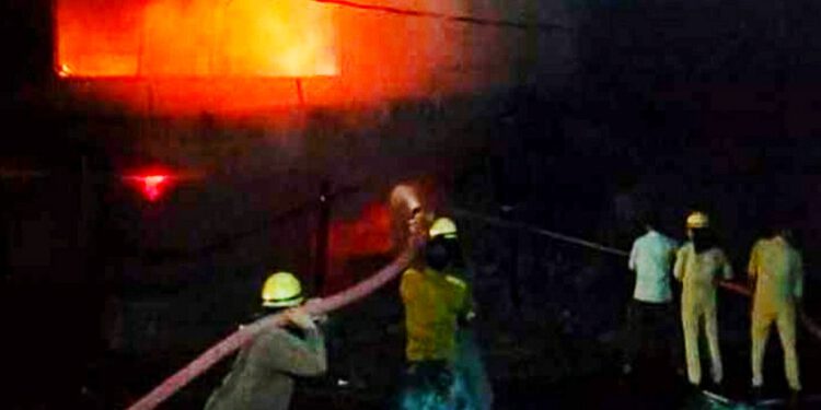 हार्डवेयर की दुकान हुई आग से राख