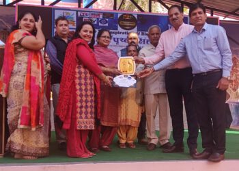 शिक्षा के क्षेत्र में अपनी उपलब्धियों के लिए शिक्षक सम्मानित….