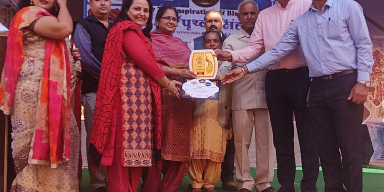 शिक्षा के क्षेत्र में अपनी उपलब्धियों के लिए शिक्षक सम्मानित….