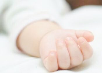 शर्मनाक : झाड़ियों में मिले नवजात बच्चे के मां-बाप को ढूंढा पुलिस ने, दोनों नाबालिग भाई-बहन…..