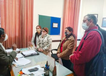 वार्षिक परीक्षाएं ऑनलाइन करवाने की मांग को लेकर सेंट एडवर्ड स्कूल शिमला के प्रिंसिपल से मिले अभिभावक