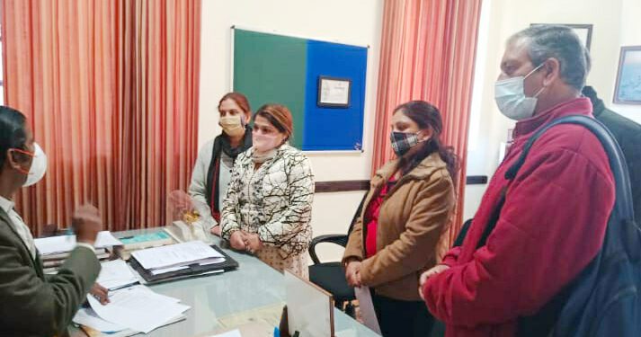 वार्षिक परीक्षाएं ऑनलाइन करवाने की मांग को लेकर सेंट एडवर्ड स्कूल शिमला के प्रिंसिपल से मिले अभिभावक