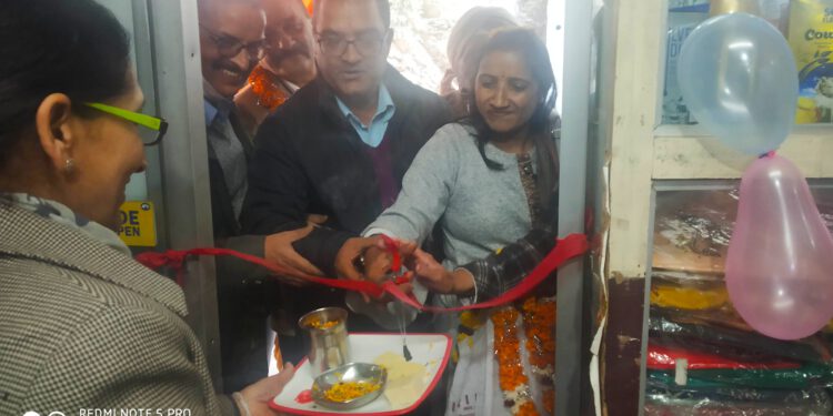 कसुम्पटी (डेल्टा पॉइंट) में खुला मोदी केयर डिस्ट्रीब्यूशन पॉइंट ; दीप्ति शर्मा व पंकज ने किया शुभारंभ