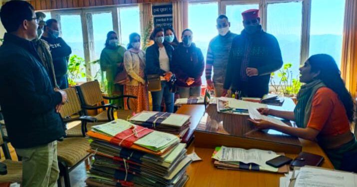 लोरेटो स्कूल तारा हॉल शिमला के अभिभावक मिले एडीसी शिमला से, ऑन लाईन परीक्षा व कक्षाओं को लेकर सरकारी अधिसूचना लागू नहीं की तो स्कूल के खिलाफ आंदोलन की चेतावनी………