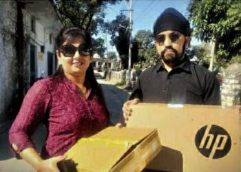 युवा दंपत्ति ने दिया ईमानदारी का परिचय…. रास्ते में मिले ब्रांड न्यू लैपटॉप को किया थाने में  जमा