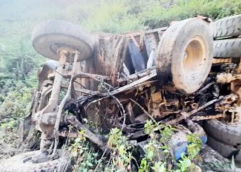 टिपर दुर्घटनाग्रस्त, एक की मौत, दो घायल…..