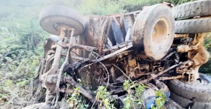टिपर दुर्घटनाग्रस्त, एक की मौत, दो घायल…..