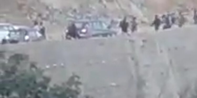 सोलन में कंडाघाट के समीप डेढ़ घराट के पास हुए लैंडस्लाइड का लाइव वायरल वीडियो