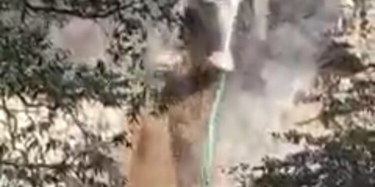 देखिए कैसे धराशायी हुआ IGMC के पास एक भवन, लाइव वीडियो…..