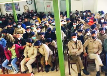 भारी संख्या में नाराज पुलिस जवान मिले मुख्यमंत्री जयराम ठाकुर से,  मुख्यमत्री ने रास्ता निकालने का दिया आश्वासन,  आश्वासन पर पुलिस जवान नहीं माने, कहा कल तक रहेगी मैस बंद, विरोध स्वरूप नहीं खाएंगे मैस में खाना