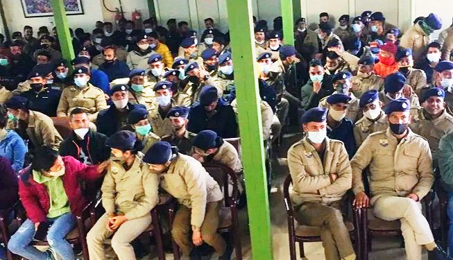 भारी संख्या में नाराज पुलिस जवान मिले मुख्यमंत्री जयराम ठाकुर से, मुख्यमत्री ने रास्ता निकालने का दिया आश्वासन, आश्वासन पर पुलिस जवान नहीं माने, कहा कल तक रहेगी मैस बंद, विरोध स्वरूप नहीं खाएंगे मैस में खाना