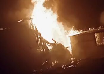 कुपवी के शराड में अग्निकांड, 4 घर जल कर राख, देखें लाइव वीडियो……