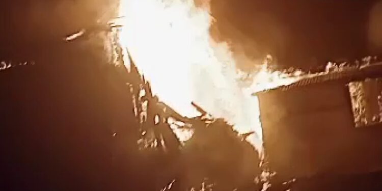 कुपवी के शराड में अग्निकांड, 4 घर जल कर राख, देखें लाइव वीडियो……