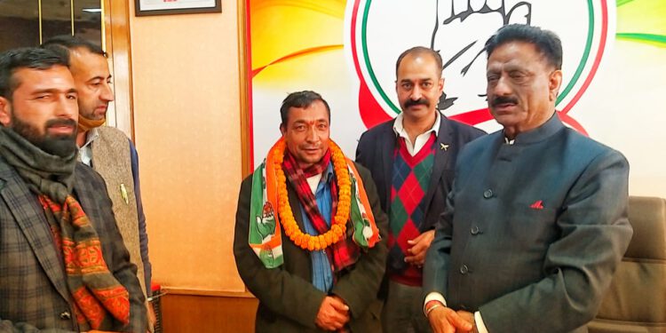 खाची ने माकपा छोड़ थामा कांग्रेस का दामन