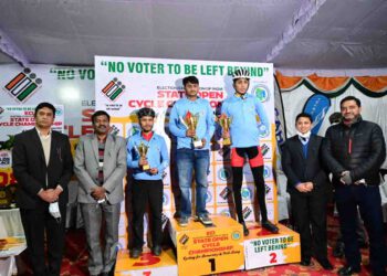 युवाओं को मतदाता पंजीकरण के बारे में जागरुक करने के उद्देश्य आयोजित साईक्लिंग रैली के विजेता पुरस्कृत