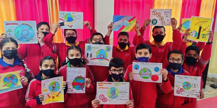 विश्व एड्स दिवस के अवसर पर सरस्वती पैराडाइस स्कूल में जागरूकता कार्यक्रम आयोजित