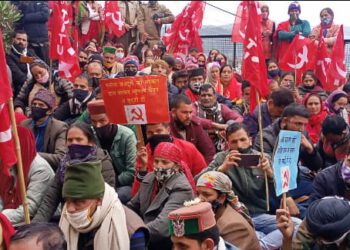 मनरेगा व निर्माण मजदूरों ने अपनी मांगों को लेकर श्रमिक कल्याण बोर्ड कार्यालय के बाहर किया प्रदर्शन