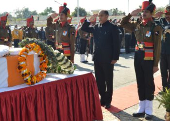 मुख्यमंत्री ने शहीद विवेक कुमार को श्रद्धांजलि अर्पित की