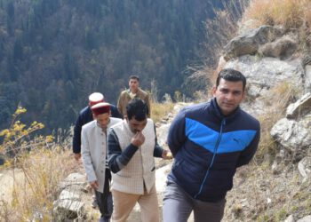 उपायुक्त कुल्लू ने तीन घंटे पैदल सफर कर किया प्रभावित गांव का दौरा