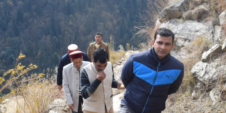 उपायुक्त कुल्लू ने तीन घंटे पैदल सफर कर किया प्रभावित गांव का दौरा
