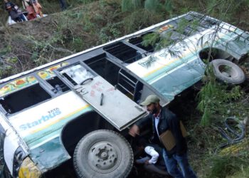 रोहड़ू से रिकांगपिओ जा रही एचआरटीसी की बस दुर्घटनाग्रस्त……