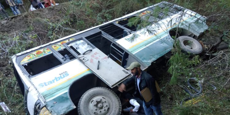 रोहड़ू से रिकांगपिओ जा रही एचआरटीसी की बस दुर्घटनाग्रस्त……