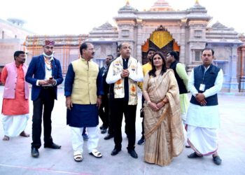 मुख्यमंत्री ने काशी विश्वनाथ मंदिर में शीश नवाया