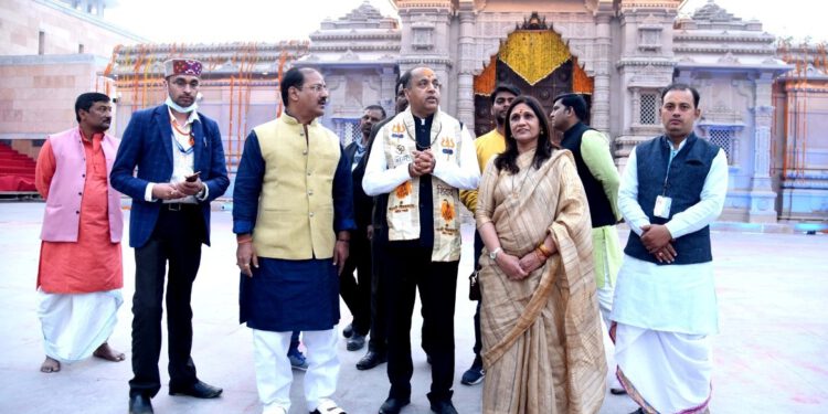 मुख्यमंत्री ने काशी विश्वनाथ मंदिर में शीश नवाया