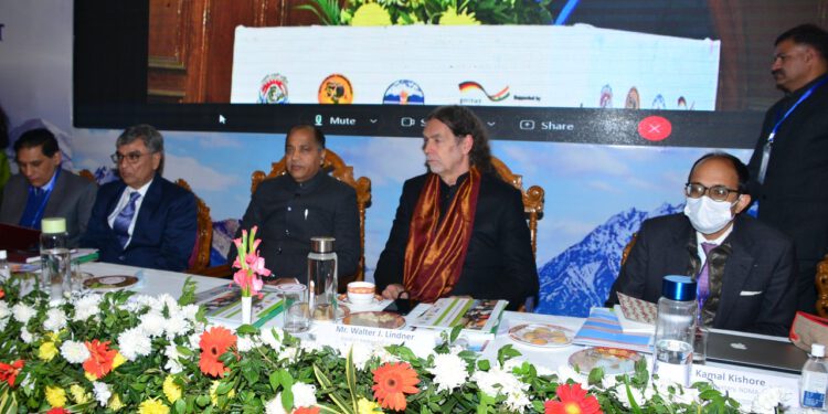 मुख्यमंत्री ने जलवायु परिर्वतन के प्रभाव को कम करने के लिए ठोस उपाय करने पर बल दिया