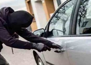 रामपुर @ सड़क किनारे खड़ी कार को उड़ा ले गए शातिर