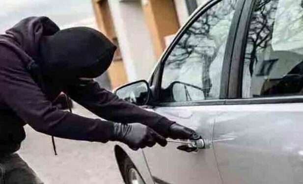 रामपुर @ सड़क किनारे खड़ी कार को उड़ा ले गए शातिर