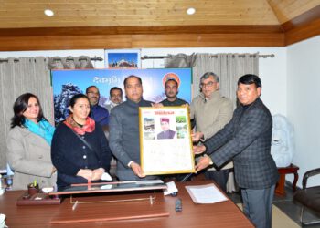 मुख्यमंत्री ने गिरिराज साप्ताहिक के कैलेंडर का विमोचन किया