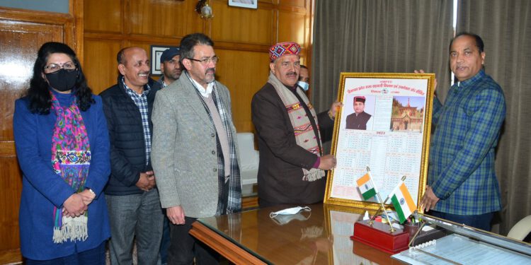 मुख्यमंत्री ने हिमफेड व नौणी विश्वविद्यालय के कैलेंडर जारी किए