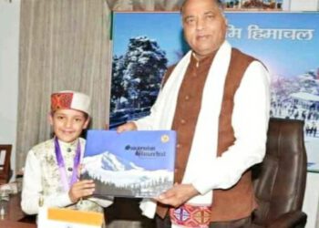 मुख्यमंत्री जयराम ठाकुर से मिलने पहुंचे नन्हे कलाकार अरुणोदय शर्मा