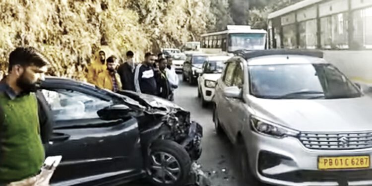 तारा देवी के समीप बस व कार में जोरदार टक्कर, दो घायल