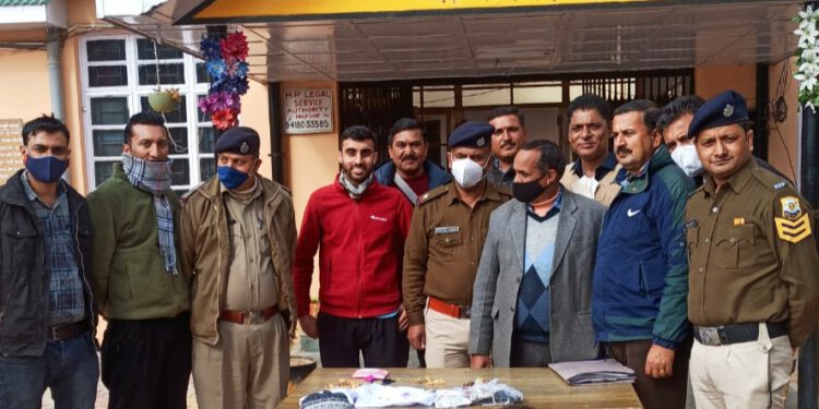 ब्रेकिंग :- रोहड़ू क्षेत्र में नवम्बर माह में 5 चोरियों को अंजाम देने वाले गिरोह के 3 सुनार सहित 5 आरोपी गिरफ्तार…..