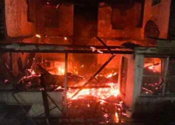 आधी रात को हुआ भीषण अग्निकांड, पांच दुकानें जलकर हुई स्वाह