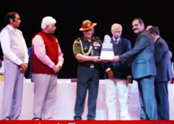 स्मृति : हिमाचल के डॉ. ओमेश भारती को जनरल बिपिन सिंह रावत के हाथों मिला था सतपाल मित्तल अवार्ड……