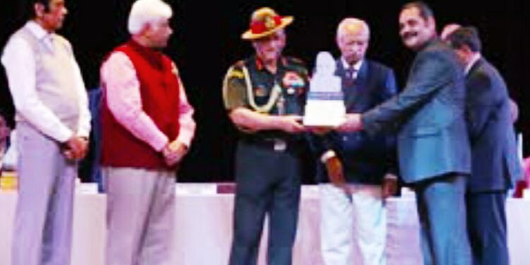 स्मृति : हिमाचल के डॉ. ओमेश भारती को जनरल बिपिन सिंह रावत के हाथों मिला था सतपाल मित्तल अवार्ड……