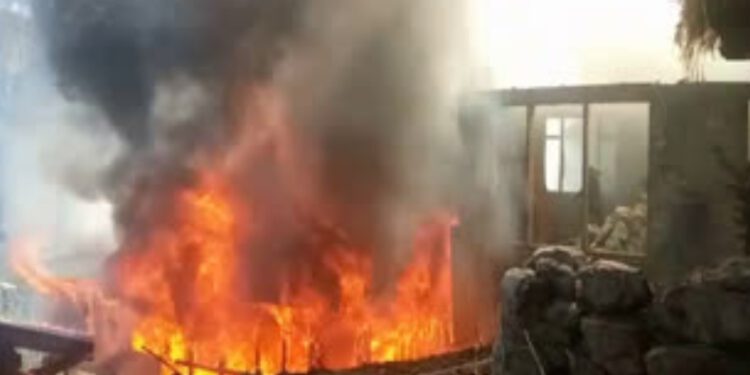 कुल्लू के मझान गांव में आग से तबाही 14-15 मकानों को पहुंचा नुकसान, आग का कहर अभी भी जारी