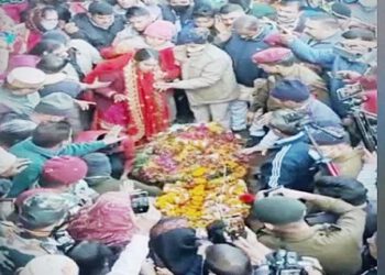 पैरा कमांडो लांस नायक विवेक कुमार का राजकीय व सैन्य सम्मान के साथ अंतिम संस्कार, पत्नी प्रियंका कुमारी सुहागिन के जोड़े में हुई श्मशानघाट तक पति की अंतिम यात्रा में शामिल