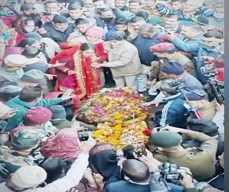 पैरा कमांडो लांस नायक विवेक कुमार का राजकीय व सैन्य सम्मान के साथ अंतिम संस्कार, पत्नी प्रियंका कुमारी सुहागिन के जोड़े में हुई श्मशानघाट तक पति की अंतिम यात्रा में शामिल