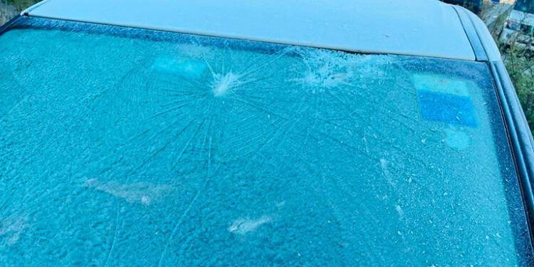 ग्राम पंचायत थाना में शरारती तत्वों का उत्पात: तोड़े दर्जन भर वाहनों के शीशे व स्कूल के……..