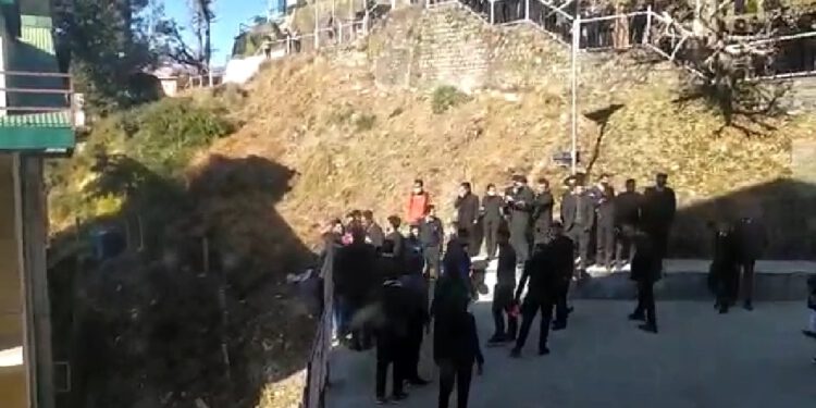 हिमाचल विश्वविद्यालय में भिड़े छात्र, तेज़दार हथियारों से हमला, विवि छावनी में तब्दील