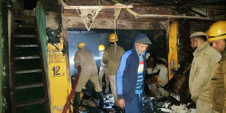 टुटू में एक जनरल स्टोर में लगी आग, लाखों का नुकसान