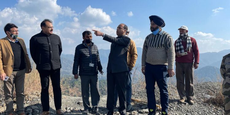 मुख्यमंत्री ने जुब्बड़हट्टी हवाई अड्डे के विस्तार कार्य की प्रगति का निरीक्षण किया