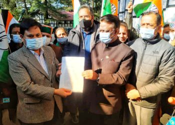 प्रदेश कांग्रेस ने सरकार के चार साल की विफलताओं के खिलाफ एक ज्ञापन राज्यपाल को सौंपा