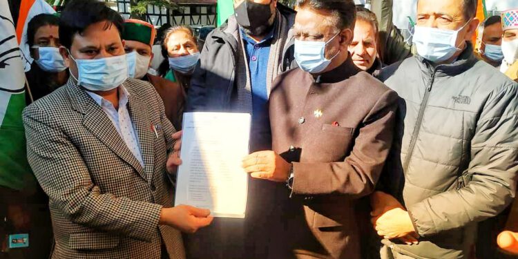 प्रदेश कांग्रेस ने सरकार के चार साल की विफलताओं के खिलाफ एक ज्ञापन राज्यपाल को सौंपा